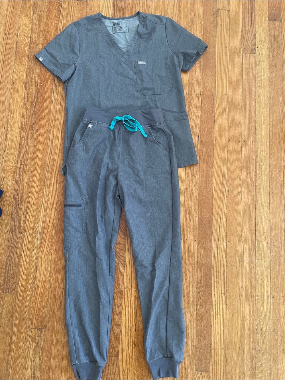 Figs gray small top XS bottom matching set